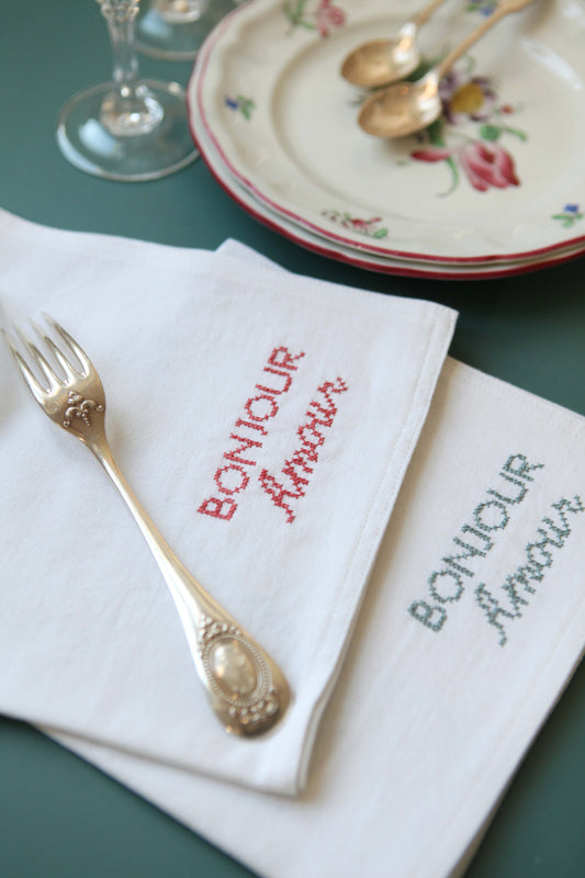 Serviettes brodées *Bonjour Amour". lot de 2 serviettes. Pièce unique