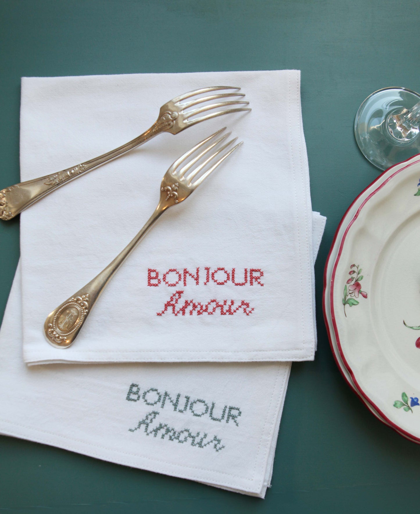 Serviettes brodées *Bonjour Amour". lot de 2 serviettes. Pièce unique