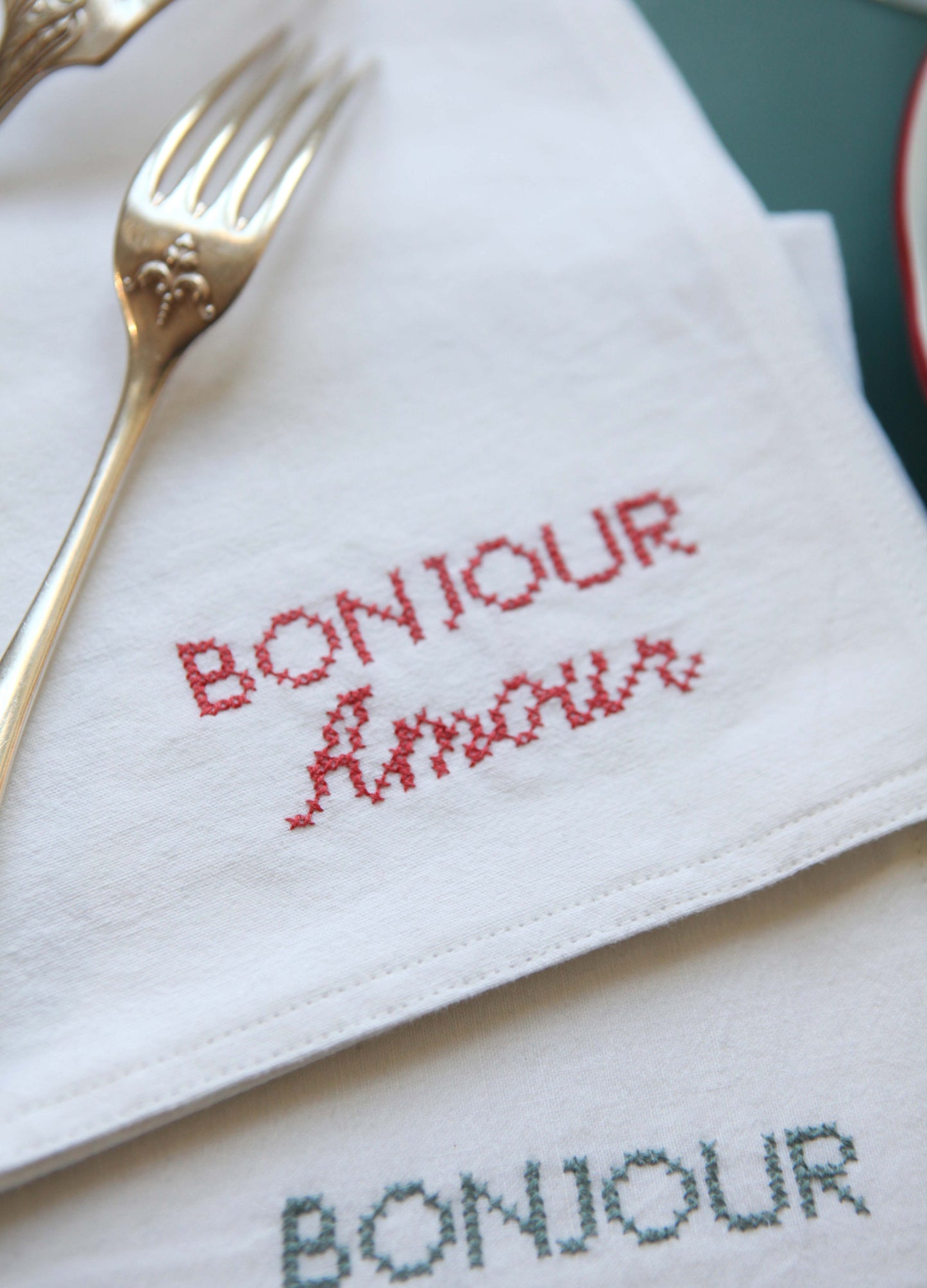 Serviettes brodées *Bonjour Amour". lot de 2 serviettes. Pièce unique