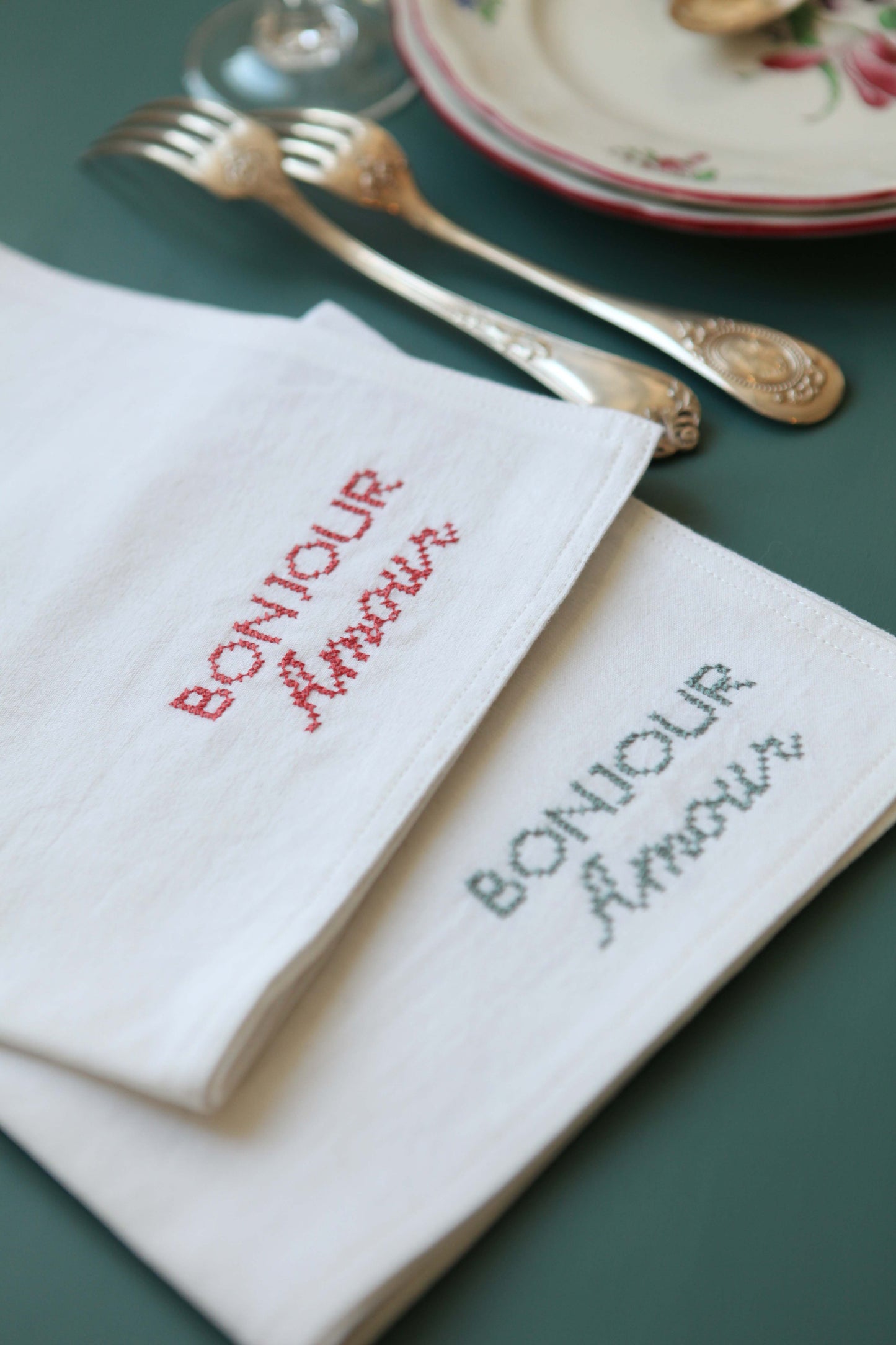 Serviettes brodées *Bonjour Amour". lot de 2 serviettes. Pièce unique