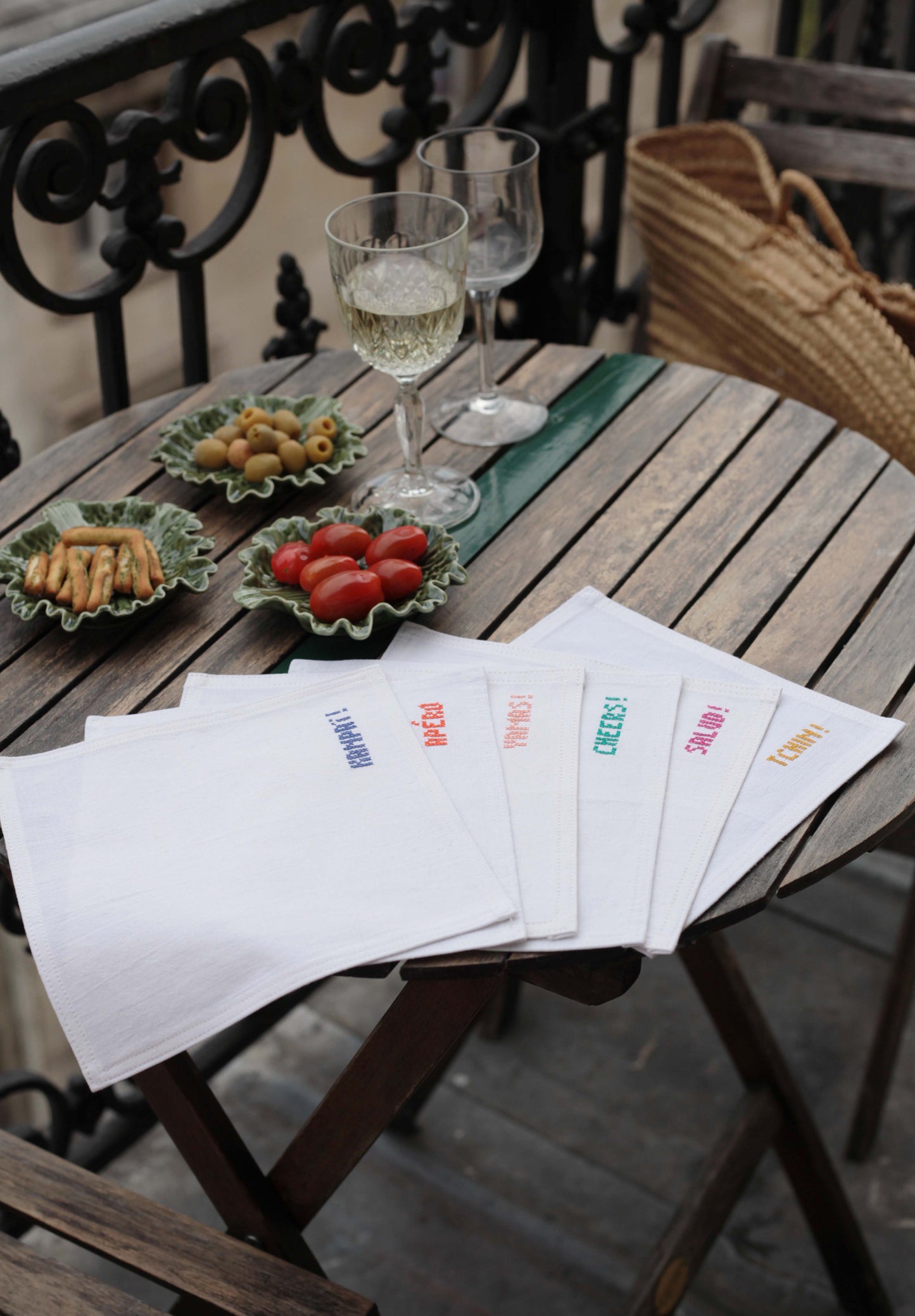 6 embroidered napkins *APERO*!